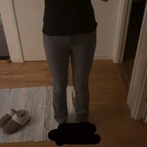 Grå bootcut jeans - Snygga grå jeans med bootcut passform och klassisk femficksdesign. Jeansen har en smalare passform upptill och lätt utsvängda ben nertill. Perfekta för dig som gillar en tidlös och clean look.