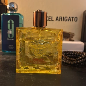 Versace Eros Energy Eau de Parfum - Versace Eros Energy Eau de Parfum. Säljer/byter den det är ungefär 80ml av 100ml