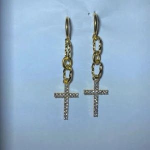 Guldiga korsörhängen - Egendesignade guldplätterade örhängen med hängande kors. Skickar oftast samma dag!