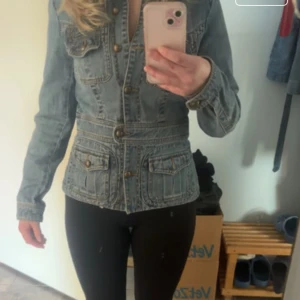Jeansjacka - Figursydd jeansjacka i storlek 36, mycket bra skick. En unik jacka