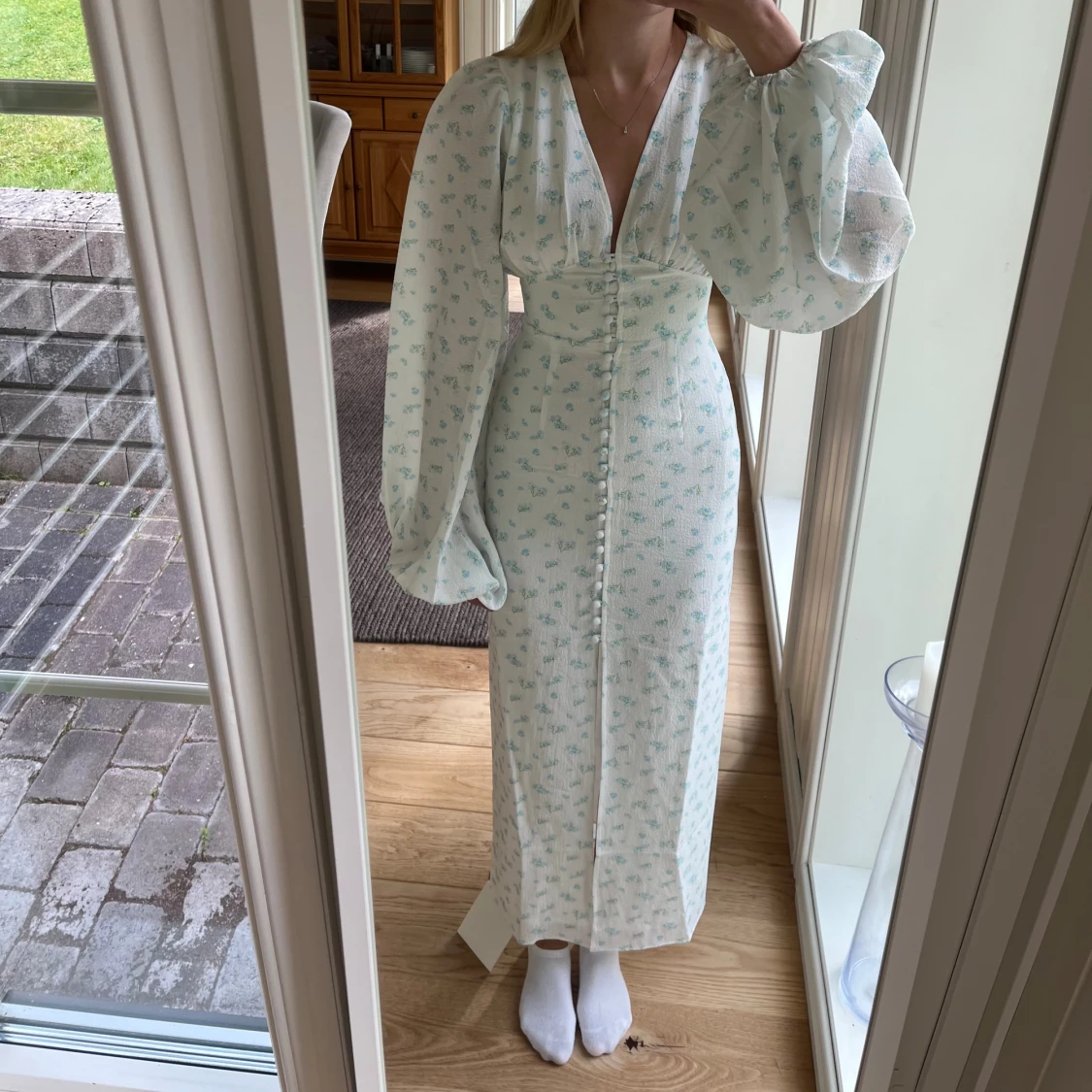 Vit långklänning med blommigt mönster - 1