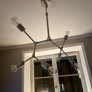 Florean taklampa  - Florean taklampa från Ellos. Lampan är i gott skick utan synligt slitage eller defekter. Passar perfekt i vardagsrum eller kök för ett trendigt och funktionellt ljus. Säljer pga köpt en ny, pris kan diskuteras vid snabb affär!