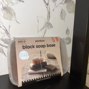 Black Soap Base 500g - Panduro Black Soap Base, 500g, vegetabilisk tvålmassa för egen tillverkning av tvål. Neutral doft, ger ett mjukt och härligt skum med vårdande effekt. Förpackningen är obruten och i nyskick, perfekt för kreativa projekt.