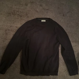 Mörkblå bomull tröja - väldigt bra skick