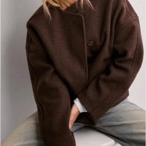 Warm clean jacket från Nelly. - Brun Warm clean jacket. Varan är slutsåld online och i butik. Ordinariepris. Använt en höst. Jackan har inga defekter och ser generellt fräsch och bra ut. 