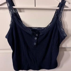 Topp från SHEIN  - Super söt topp från SHEIN. Säljer för den ej kommer till användning längre. Fungerande knappar fram. Säljer för 49kr + frakt. 