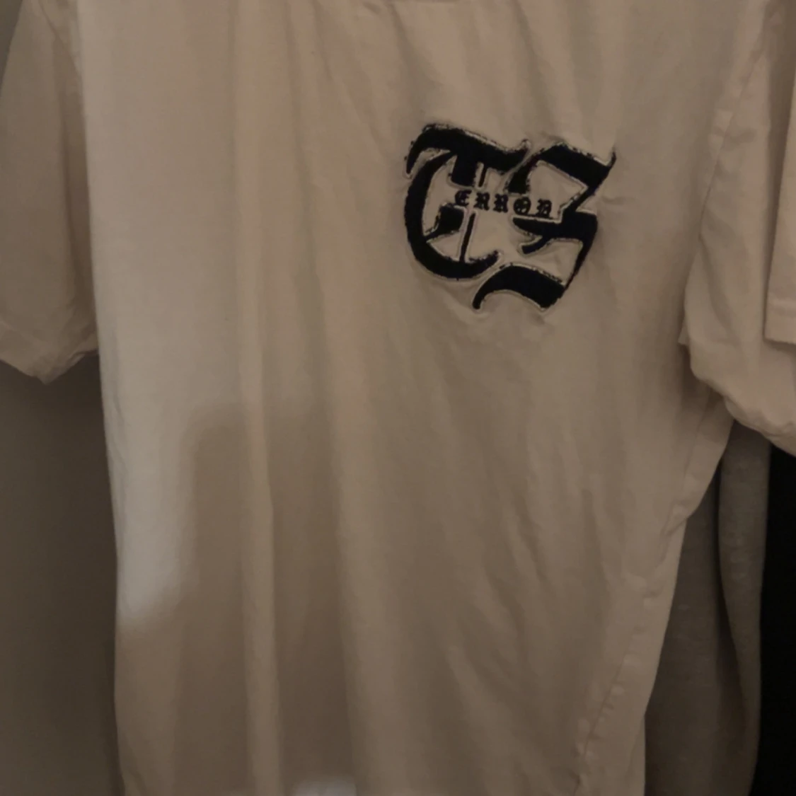 Svart och vit t-shirt med tryck - 3