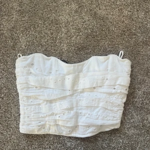 Vit broderad tubtopp från Zara - Jättesöt croppad korsett topp!