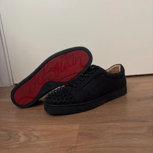 Christian Louboutin mörkblå  - Mörkblåa Christian Louboutin skor i mocka med ikoniska röda sulor och svarta nitar på tån. Perfekt för dig som vill sticka ut med en exklusiv stil. Rengörs såklart innan frakt! 🚚