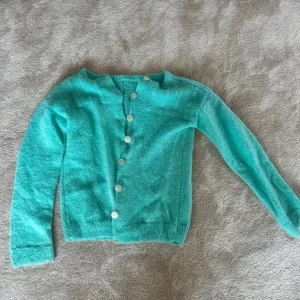 Turkos jättesöt kofta - Säljer denna turkosa jättefina kofta, den är köpt på Vinted. 
