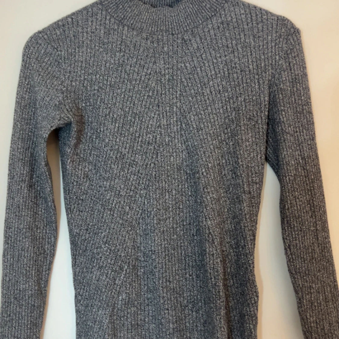 Grå ribbad polotröja från H&M