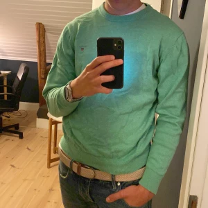 Grön bomullströja från GANT - Säljer min snygga limegröna Gant tröja. Tröjan är i nyskick då den knappt är använd. Priset kan diskuteras!😁
