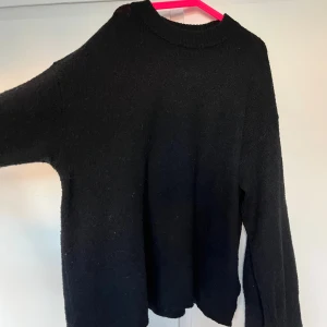 Svart stickad tröja - En svart stickad tröja från h&m i storlek S.🩷