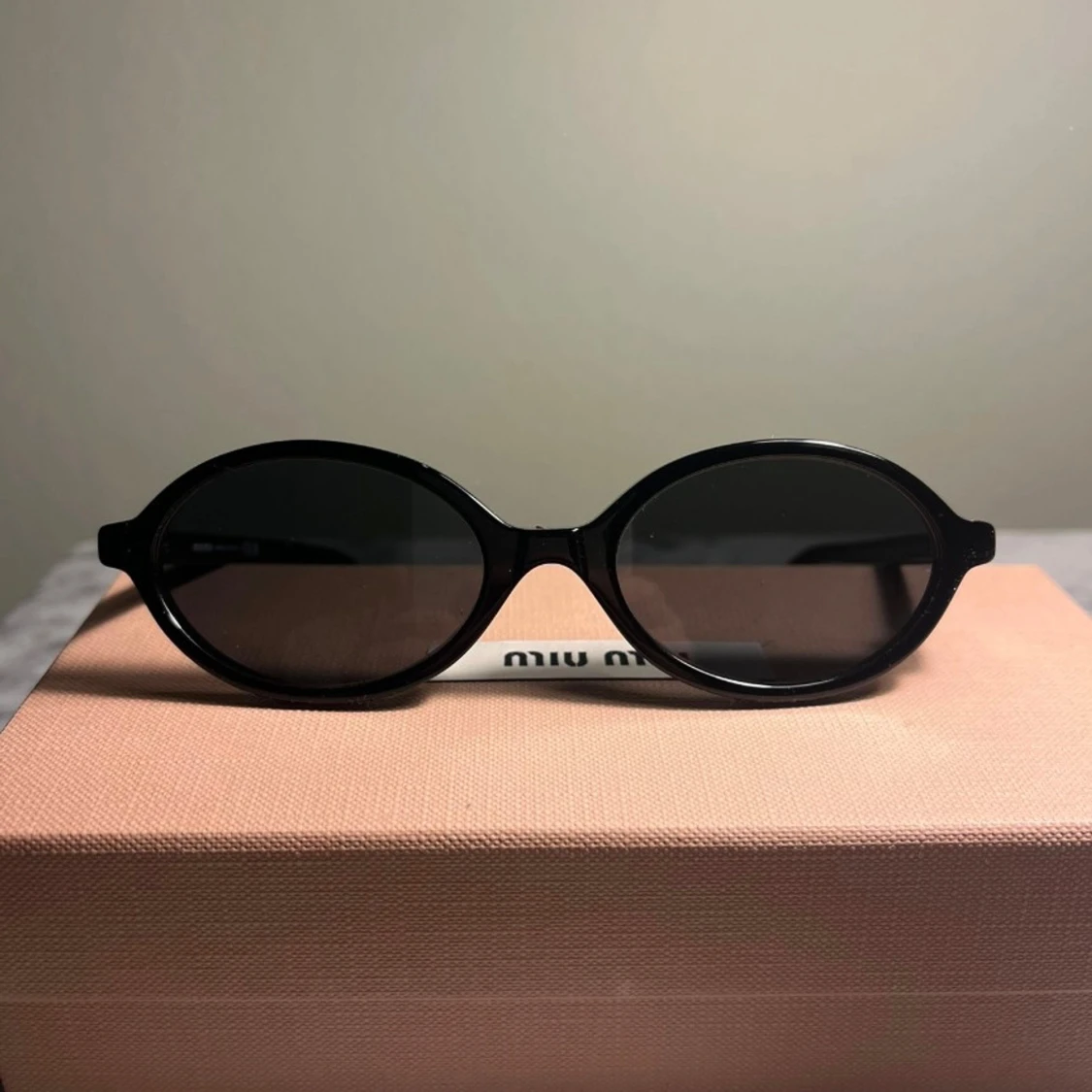 Svarta runda solglasögon Miu Miu - 4