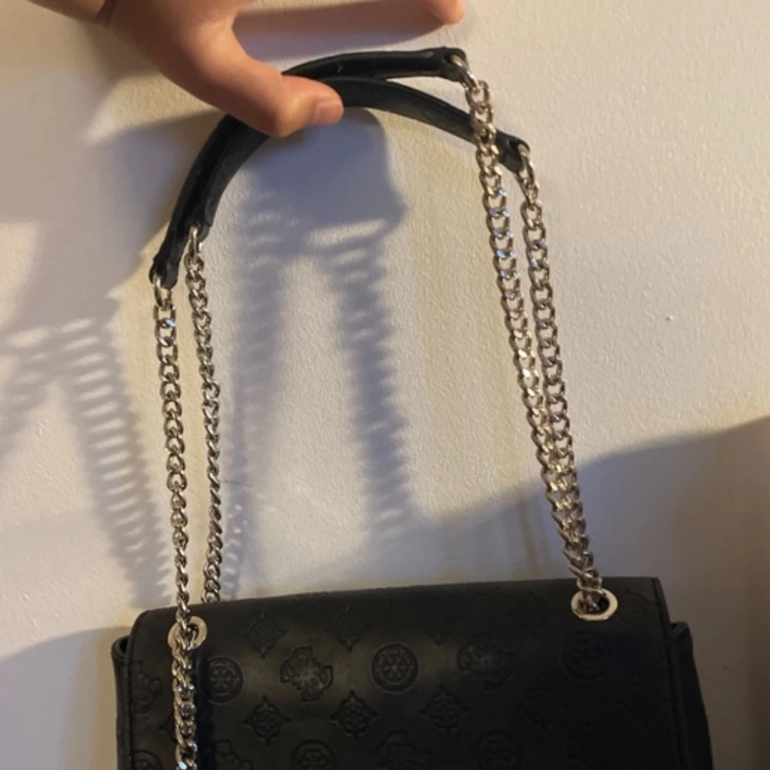 Svart axelväska från Guess med kedja - 2