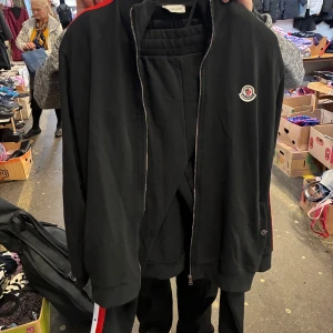 Svart Moncler set - Pris kan diskuteras vid snabb affär