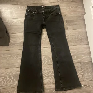 Svarta bootcut jeans 157 Bell XL short - Svarta jeans från 157 i modellen Bell med bootcut-ben. Klassisk femficksdesign och knappgylf. Jeansen har en snygg, mörk tvätt och är tillverkade i ett stretchigt jeansmaterial som sitter skönt hela dagen.