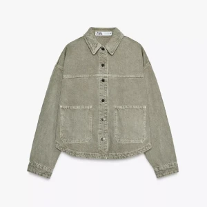 Grön jeansjacka från Zara - Grön trendig jeansjacka från Zara, ganska bra skick använt den ganska mycket men den ser bra ut fortfarande💞