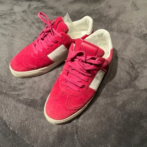 Valentino Flycrew  - Valentino Flycrew i storlek 37,5. Skorna är i jätte fint skick. Denna modell görs inte längre!😊 Skriv vid frågor💕 alla taggar är kvar(ovanligt)