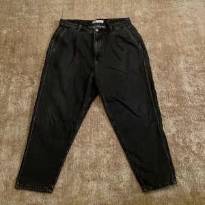Svarta tapered jeans från Zara - Svarta jeans från Zara 