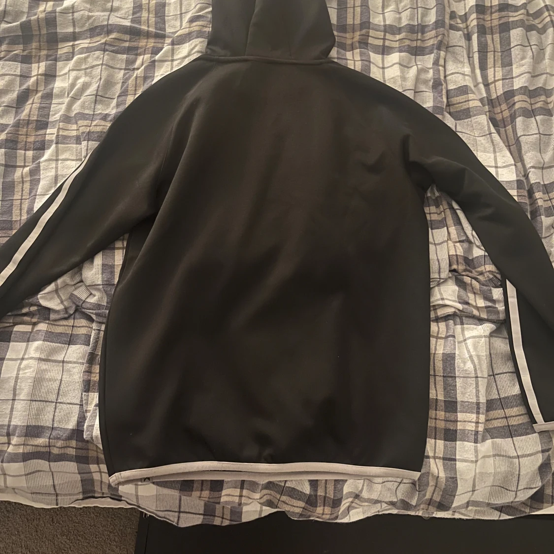 Svart hoodie från Hummel  - 1