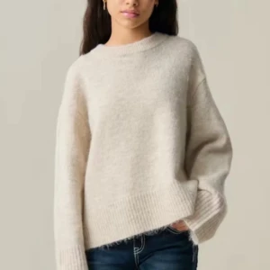 Beige stickad tröja - Mysig beige stickad tröja perfekt till hösten🍂❣️ storlek 146/152 men är lite lite större i storleken så skulle säga passar xxs/xs🙌🏼 jätte fin tröja som  kommer ifrån Gina💕