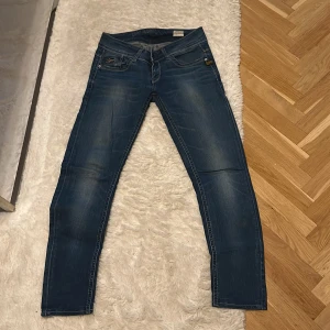 Blå G-Star RAW 3301 jeans - Snygga blå jeans från G-Star RAW, modell 3301. Klassisk femficksdesign med coola detaljer och kontrastsömmar. Jeansen har låg midja och raka ben, tillverkade i slitstarkt denim. Perfekta för dig som gillar en avslappnad men stilren look. Dom passar S/M 