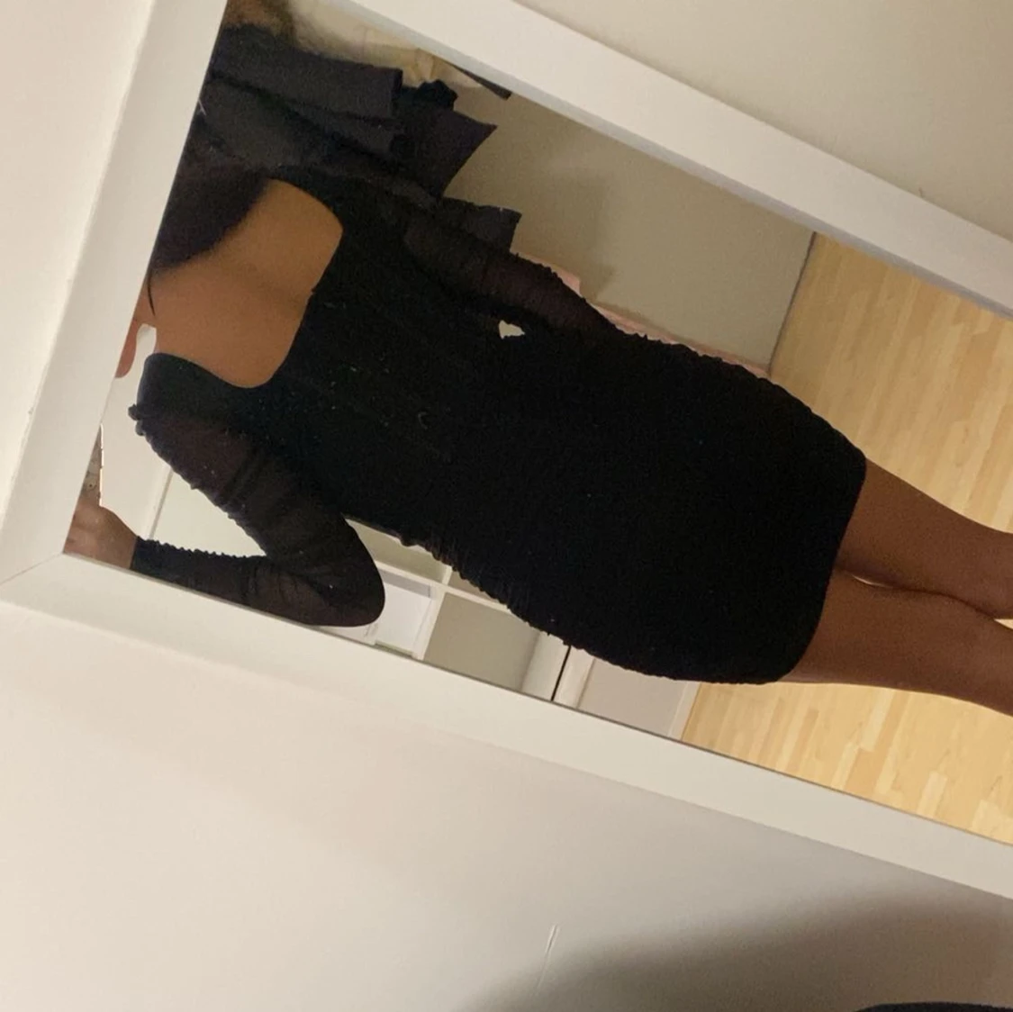 Svart tight kortklänning med meshärmar - 2