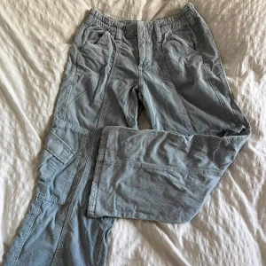 Cargo - Cargobyxa i Manchestertyg från Urban Outfitters. Ankellånga och uppsydda. 