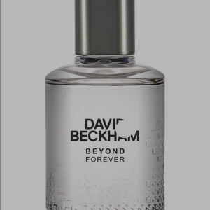David Beckham Beyond Forever parfym - Stilren parfym från David Beckham – Beyond Forever. Perfekt för dig som vill ha en modern och fräsch doft i din samling. Snygg flaska som passar in i alla badrum.