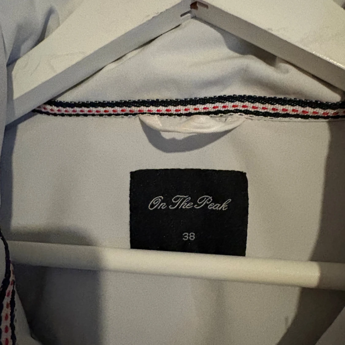 Vit vindjacka från On The Peak - 2