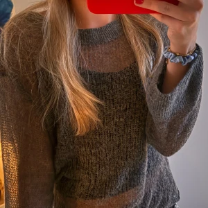 Grå stickad tröja - En grå stickad tröja från Zara i väldig gott skick! Den är ganska tunn och genomskinlig men ändå lagom varm, och blir supersnygg med tex ett linne under!