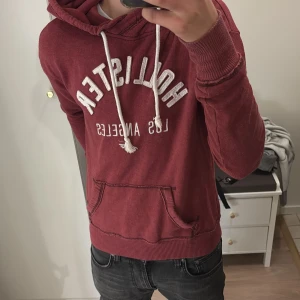 Vintage Hollister hoodie - Skit fet vintage hoodie i bra skick. Inga defekter finns. Han på bilden är 171 väger 55. Priset kan alltid diskuteras 