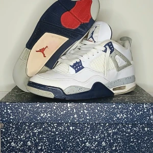Jordan 4 midnight navy  - Säljer ett par Jordan 4s. Skorna har klassisk meshpanel, snörning och en robust sula med rund tå. Perfekta för dig som gillar streetwear och vill sticka ut med en ikonisk modell.