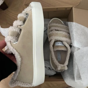 Populära inuikki sneakers - Sprillans nya, aldrig använt. Skorna är i storlek 39 men tyvärr för stora på mig. Eftersom de är helt slutsålda på hemsidan tänkte jag lägga ut de här då dom är populära. ❤️❤️
