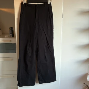 Svarta kostymbyxor - !!OBS!! Saknar en knapp ovanför dragkedjan. Storlek står ej men uppskattar strl S-M. Pris kan diskuteras.