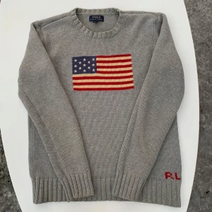 Ralph Lauren USA Tröja - Säljer denna tvärfeta USA tröja från Ralph Lauren. Riktigt tjock och härlig tröja. Storlek XL 18-20, sitter som en S. Fint skick utan defekter. Modell på sista bilden är 177 cm och brukar ha S vanligtvis. Hör av er vid funderingar 🙌