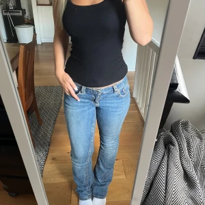 Blå jeans - Säljer dessa blåa flare jeans med fickor där bak. Använt rätt mycket men dom är i bra skick