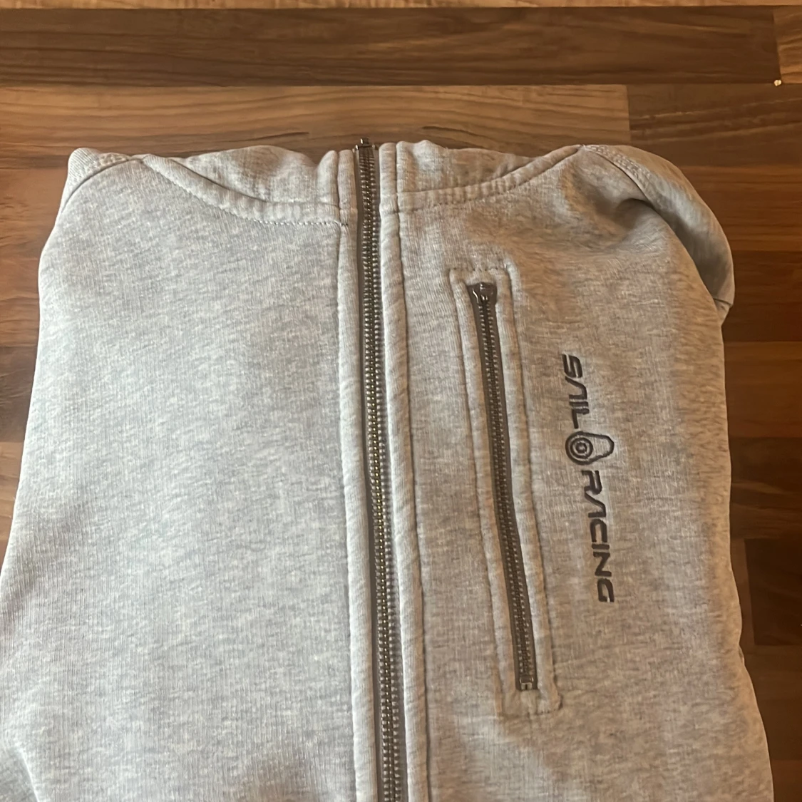 Grå hoodie från Sail Racing - 2