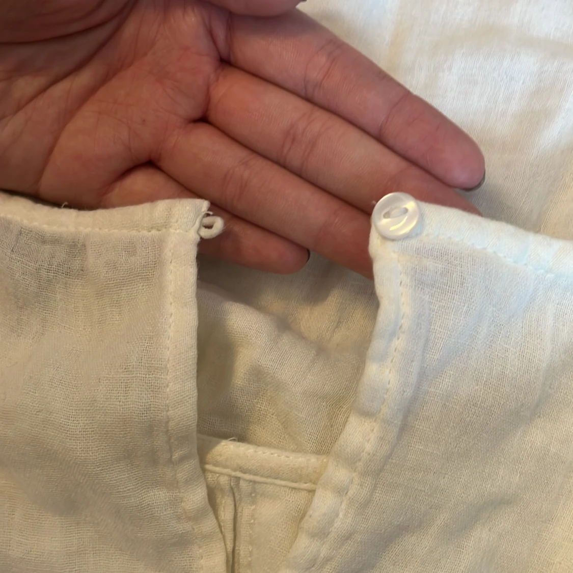 Vit blus med blå brodyr från Pigalle - 2