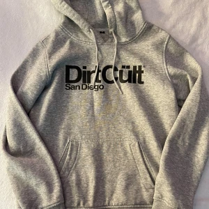 Dirt cult hoodie  - Nytt skick  , står M men den e jätte liten i storleken så xs . Ljuset e konstigt i Bilden