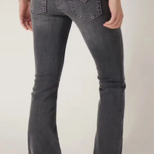 Grå bootcut becca jeans från True Religion - Snygga grå jeans från True Religion 