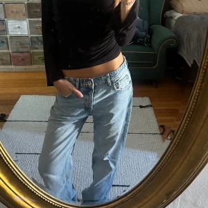 Ljusblå raka jeans från Zara - Säljer ett par ljusblå jeans från Zara med klassisk femficksdesign och raka ben. Jeansen har normal passform och midja, tillverkade i bomull. Perfekta till sneakers eller boots för en chill look.