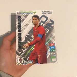 Cristiano Ronaldo Limited Edition - Road to UEFA Euro 2020 - Samlarobjekt för fotbollsfans! Denna Limited Edition-kort visar Cristiano Ronaldo i Portugals landslagströja, perfekt för dig som älskar fotboll och vill ha något unikt i din samling. Officiellt licensierad produkt från Panini.