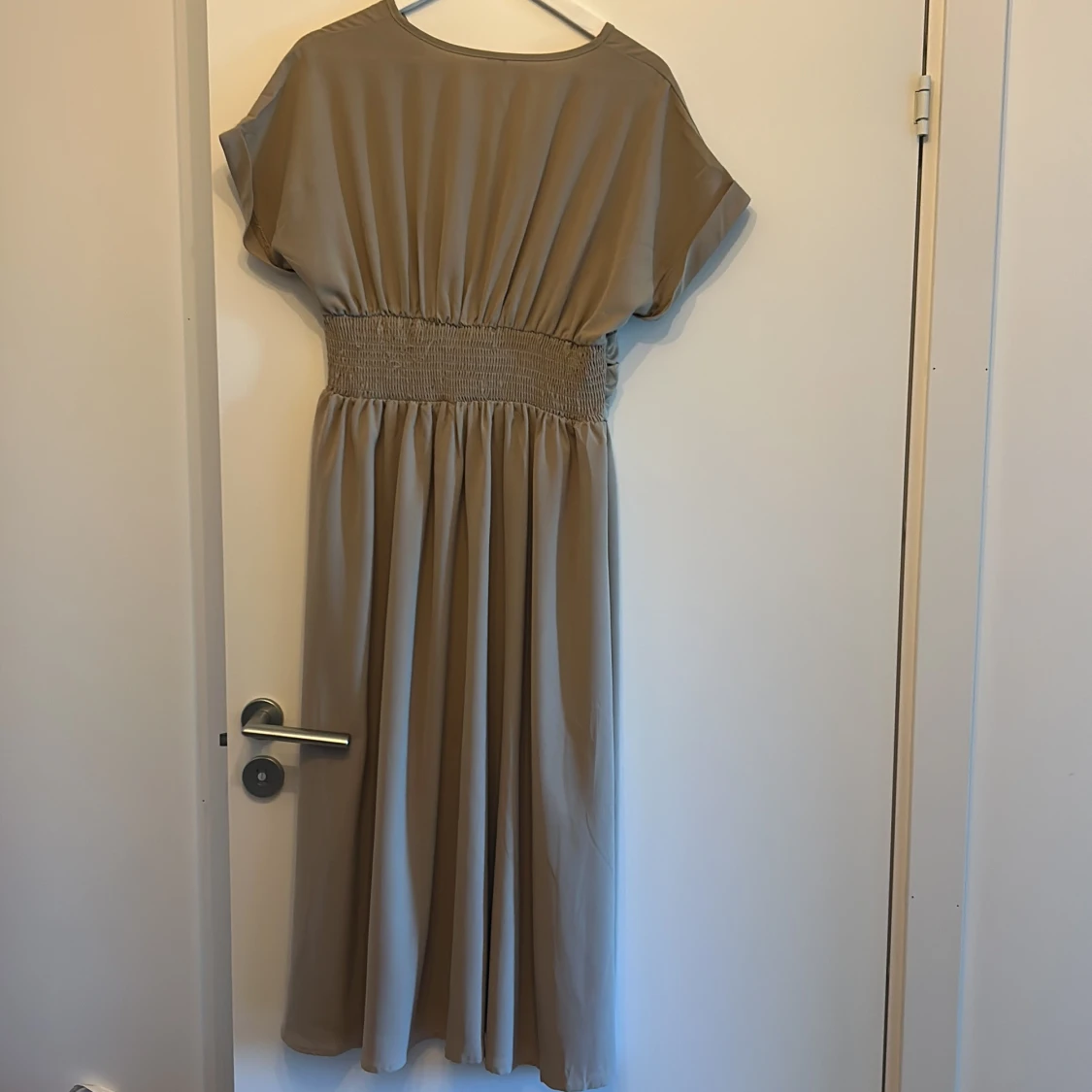 Beige omlottklänning i polyester - 1