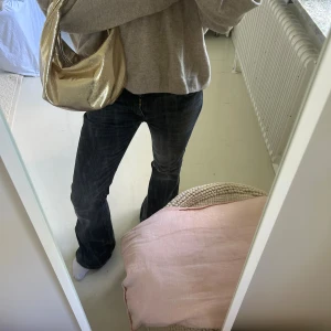 Väska - En fin vädka i gulfärgat, ett stort fack och ett litet! Använt mycket sällan!💗