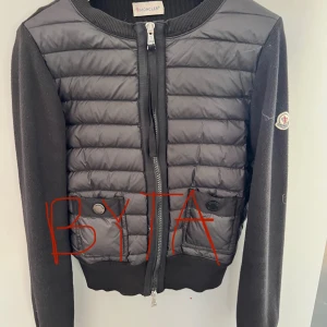 Byta Svart Moncler cardigan - Byta Svart pufferjacka från Moncler till en storlek mindre. Söker en storlek 0 eller 1.