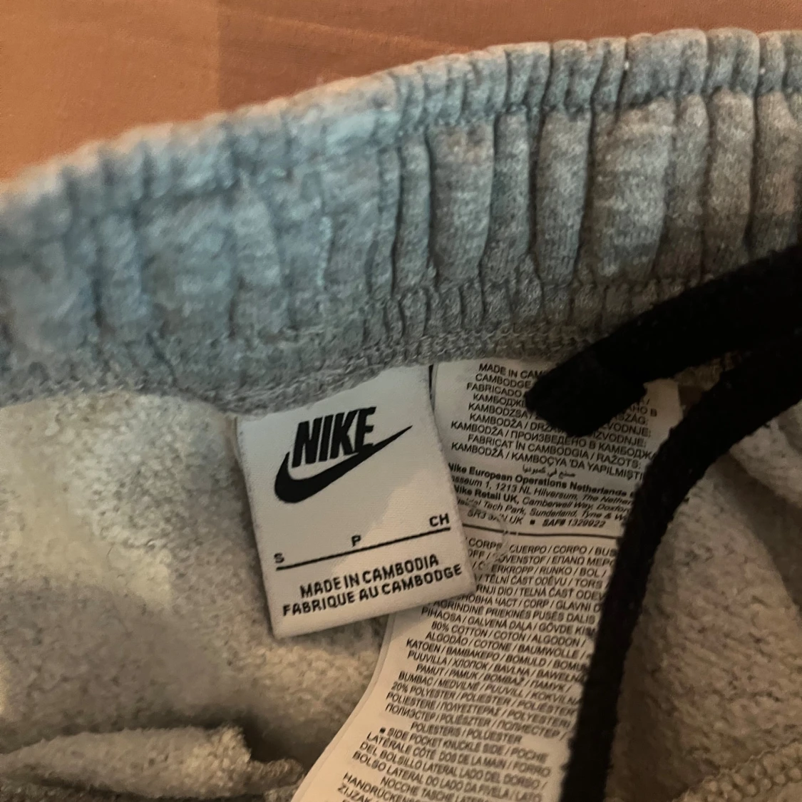 Grå mjukisbyxor från Nike med logga - 2