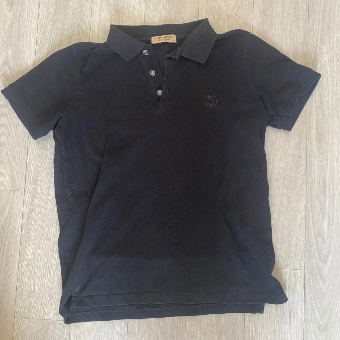 Svart Burberry pikétröja!