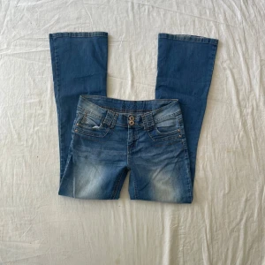 Midrise jeans - Bra skick! De är urtvättade (materialet tunnare) och lite slitna längst ner på benen (bild 1) mått: midjemått rakt över 41 grenhöjd 22 benöppning 23,5 innerbenslängd 79,5 cm💗 jag är 180